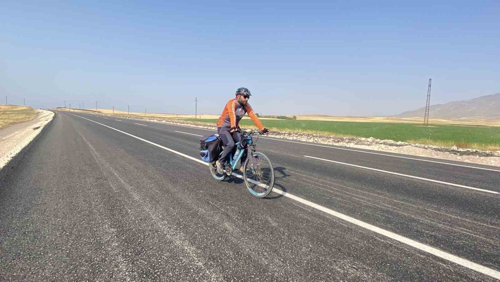 Mersinli bisikletçi Van Gölü için pedal çevirdi