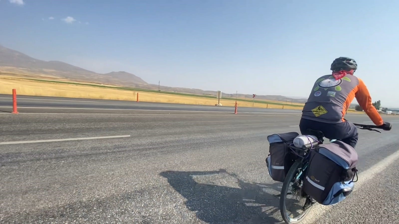 Mersinli bisikletçi Van Gölü için pedal çevirdi