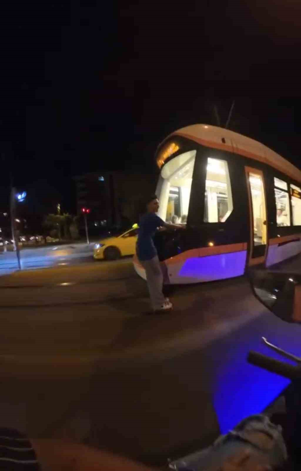 (ÖZEL) Seyir halindeki tramvaya asılarak paten kaydı, uyarıya "Zevkli oluyor" cevap verdi
