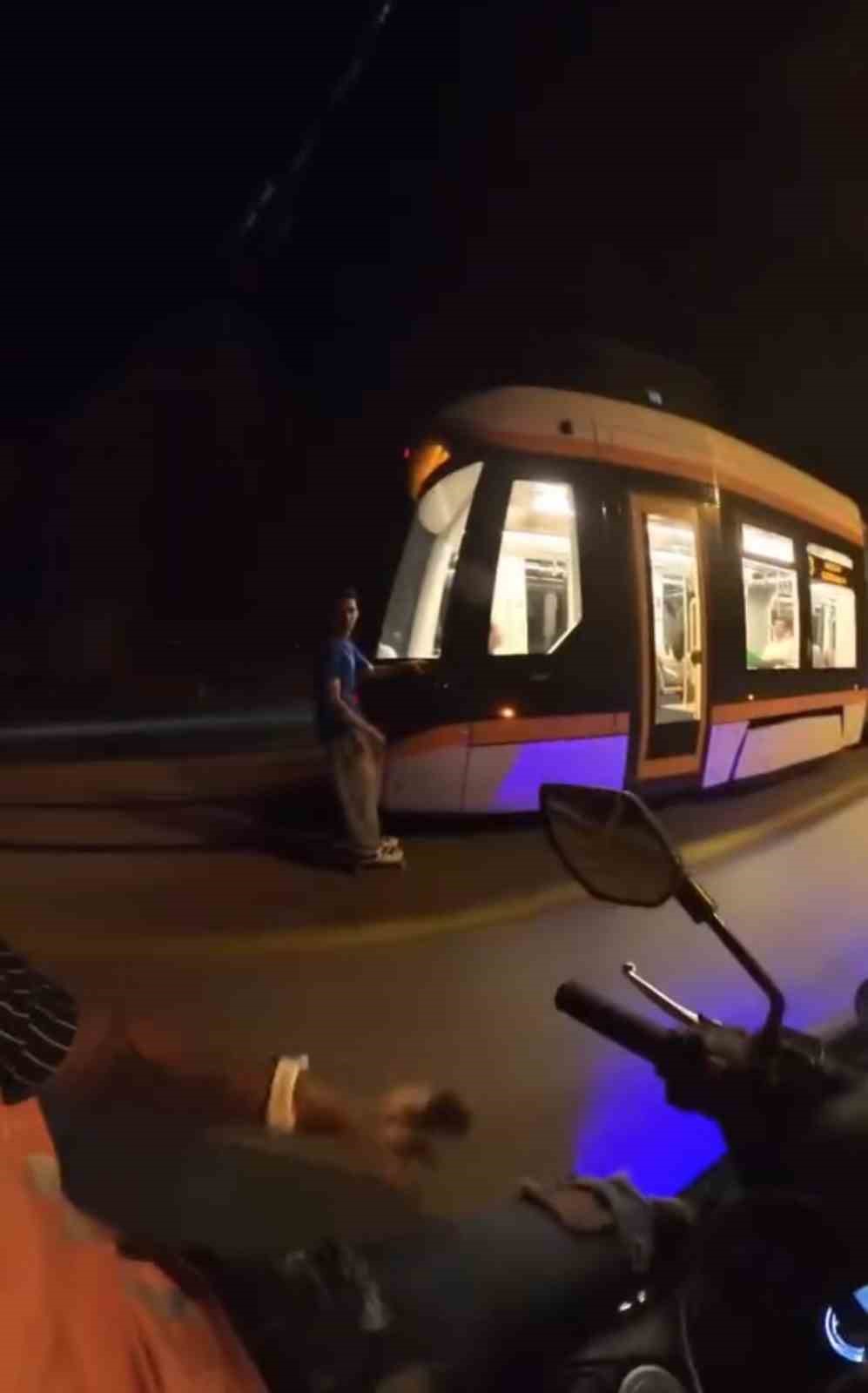 (&Ouml;ZEL) Seyir halindeki tramvaya asılarak paten kaydı, uyarıya "Zevkli oluyor" cevap verdi
