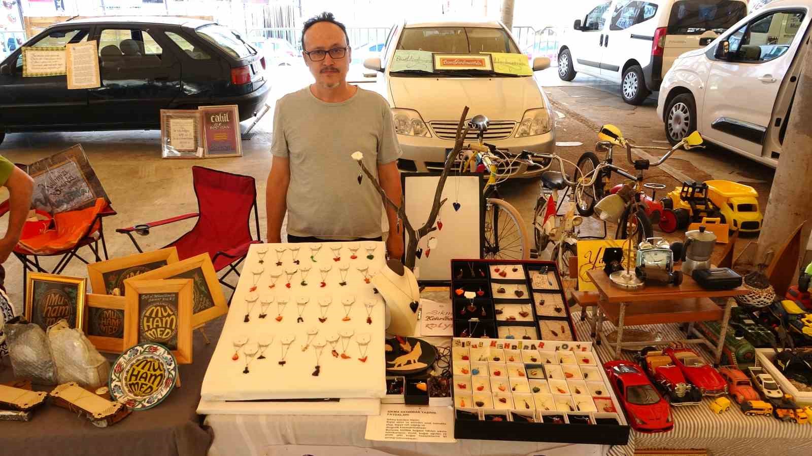 (ÖZEL) Kütahyalı sanatçı Erdoğan Başaran’dan sıkma kehribardan özgün kolyeler