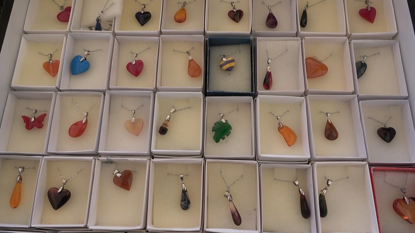 (&Ouml;ZEL) K&uuml;tahyalı sanat&ccedil;ı Erdoğan Başaran&rsquo;dan sıkma kehribardan &ouml;zg&uuml;n kolyeler
