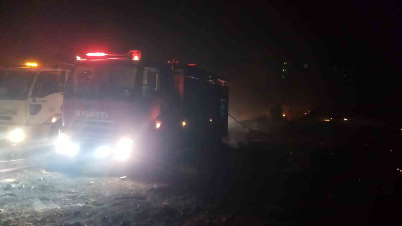 Ekipler seferber oldu, &ouml;rt&uuml; yangını ormana sı&ccedil;ramadan s&ouml;nd&uuml;r&uuml;ld&uuml;
