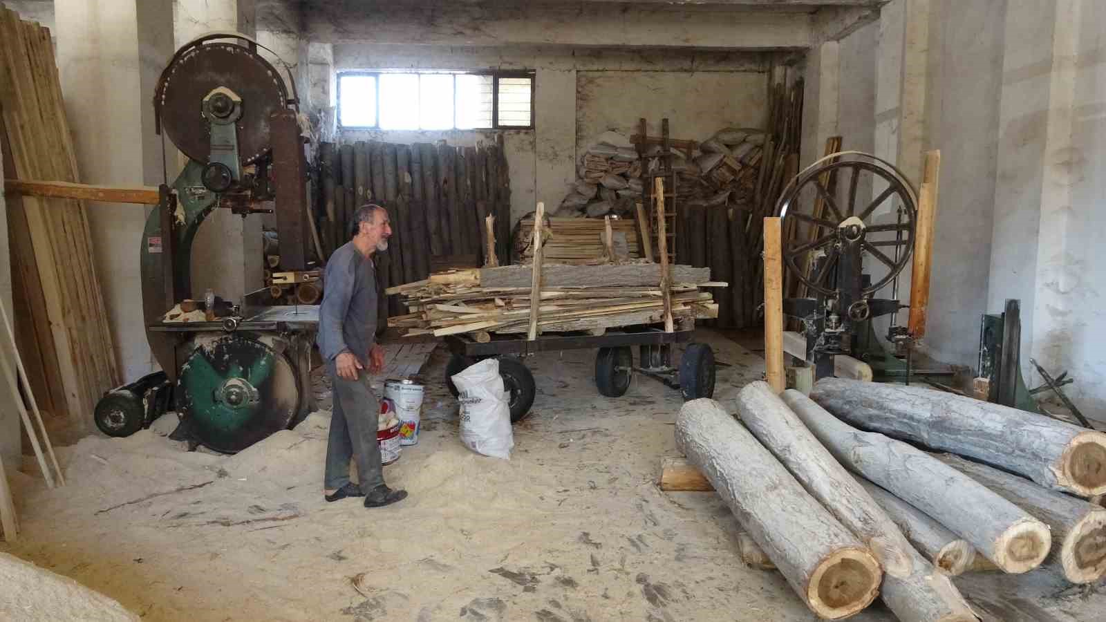 93 yaşındaki marangoz ustası, oğlu ile ağa&ccedil;lara şekil veriyor
