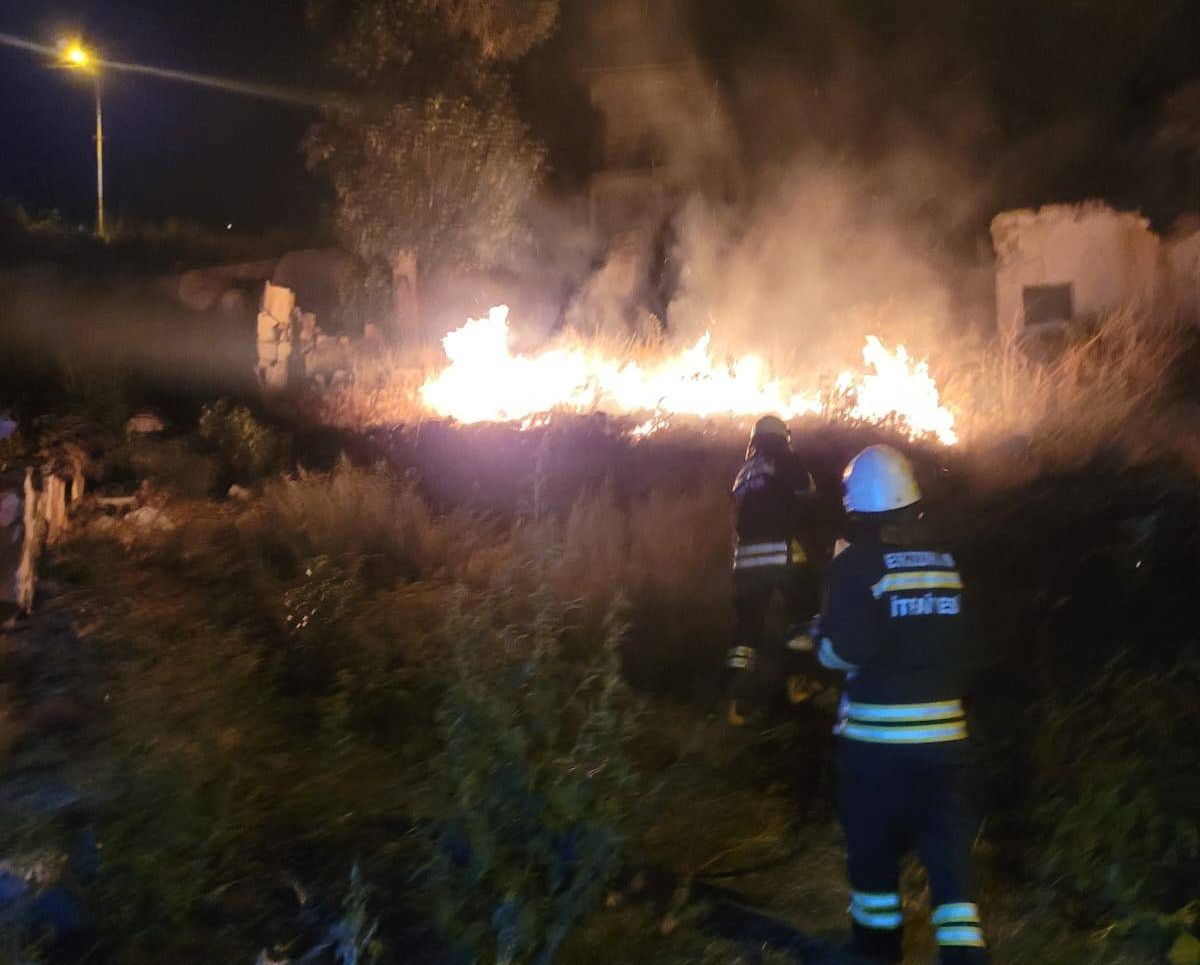 İtfaiyeden anız yangınına zamanında m&uuml;dahale
