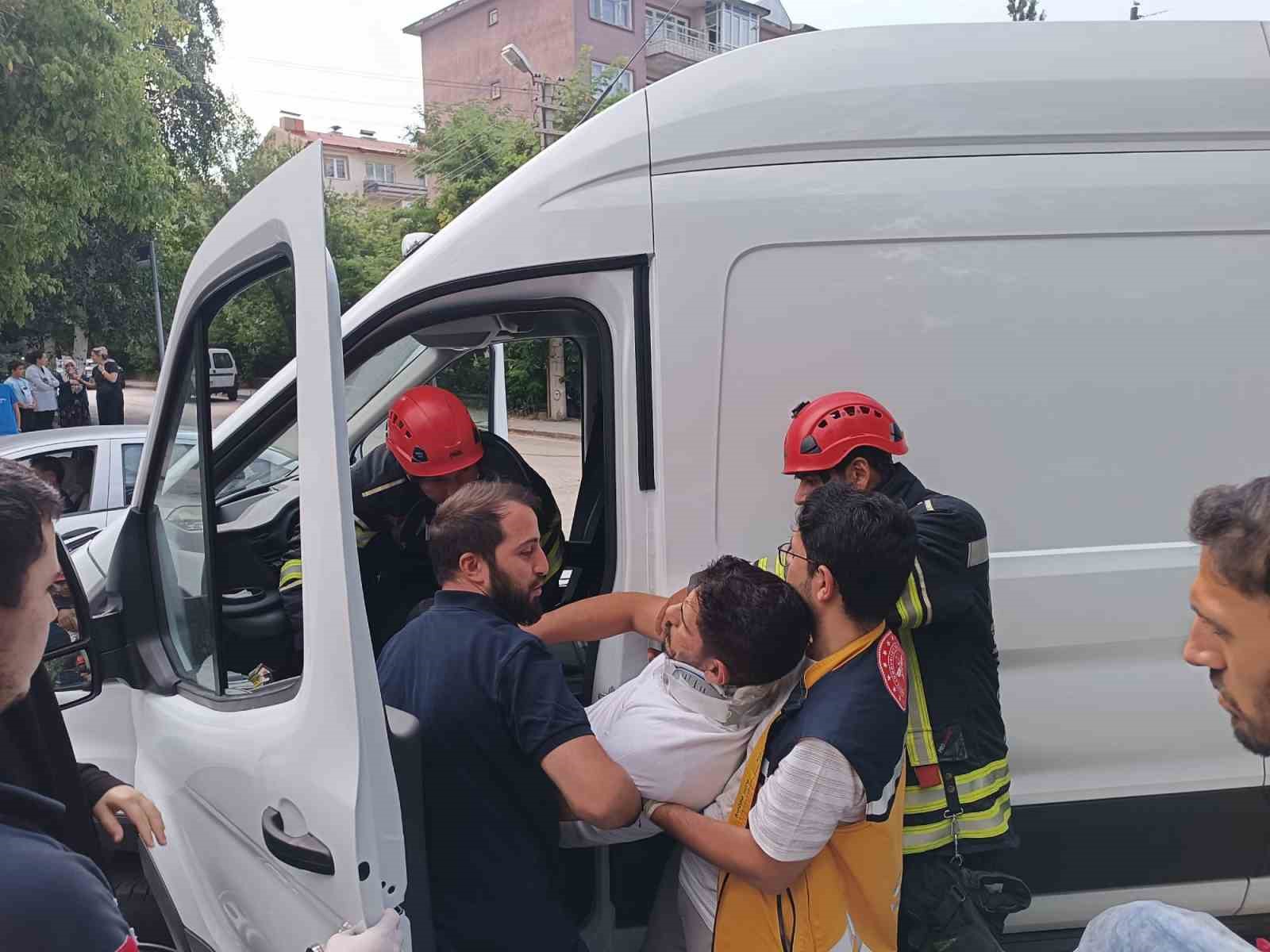 Araçta fenalaşan vatandaş kurtarıldı