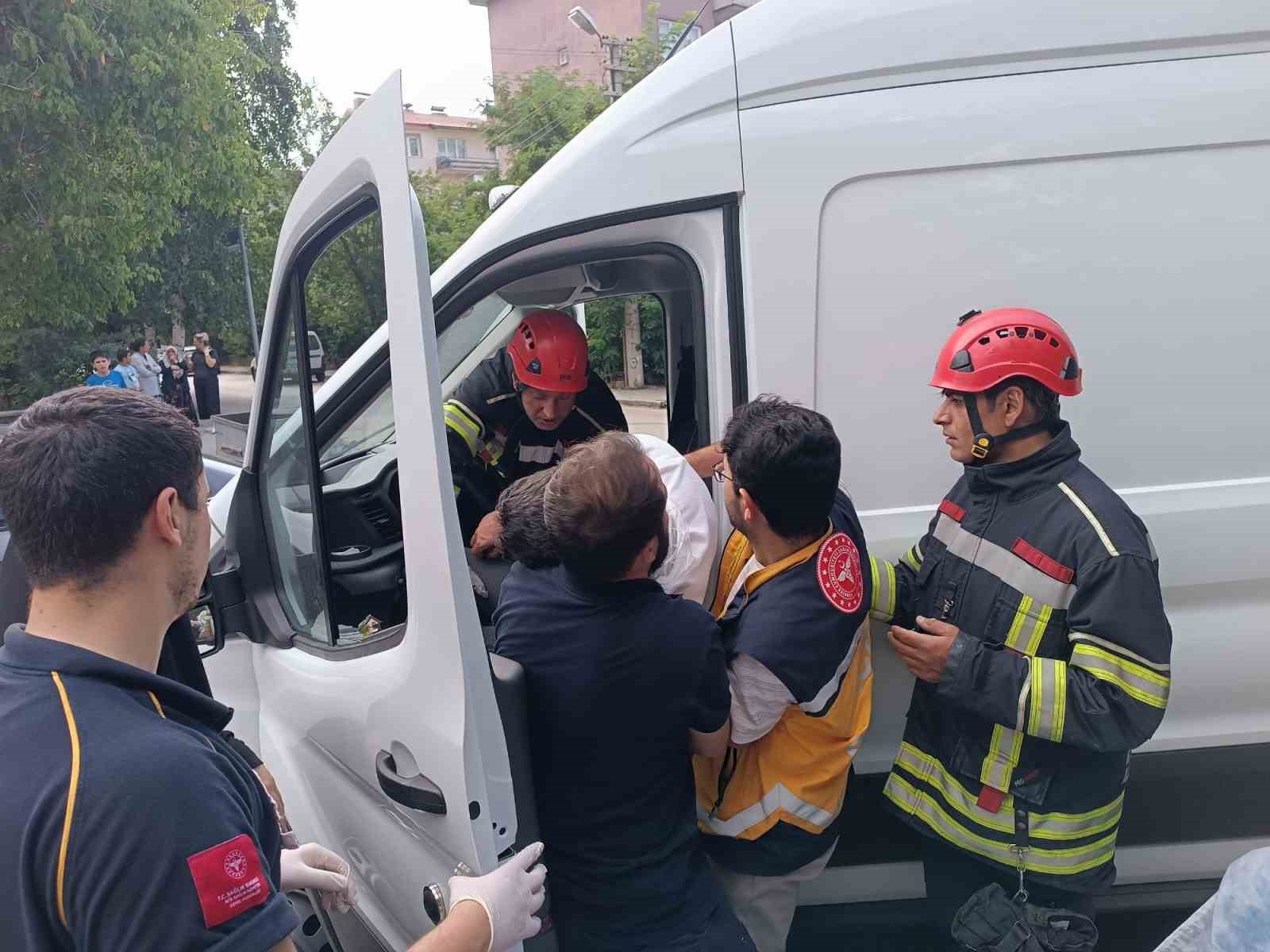 Ara&ccedil;ta fenalaşan vatandaş kurtarıldı
