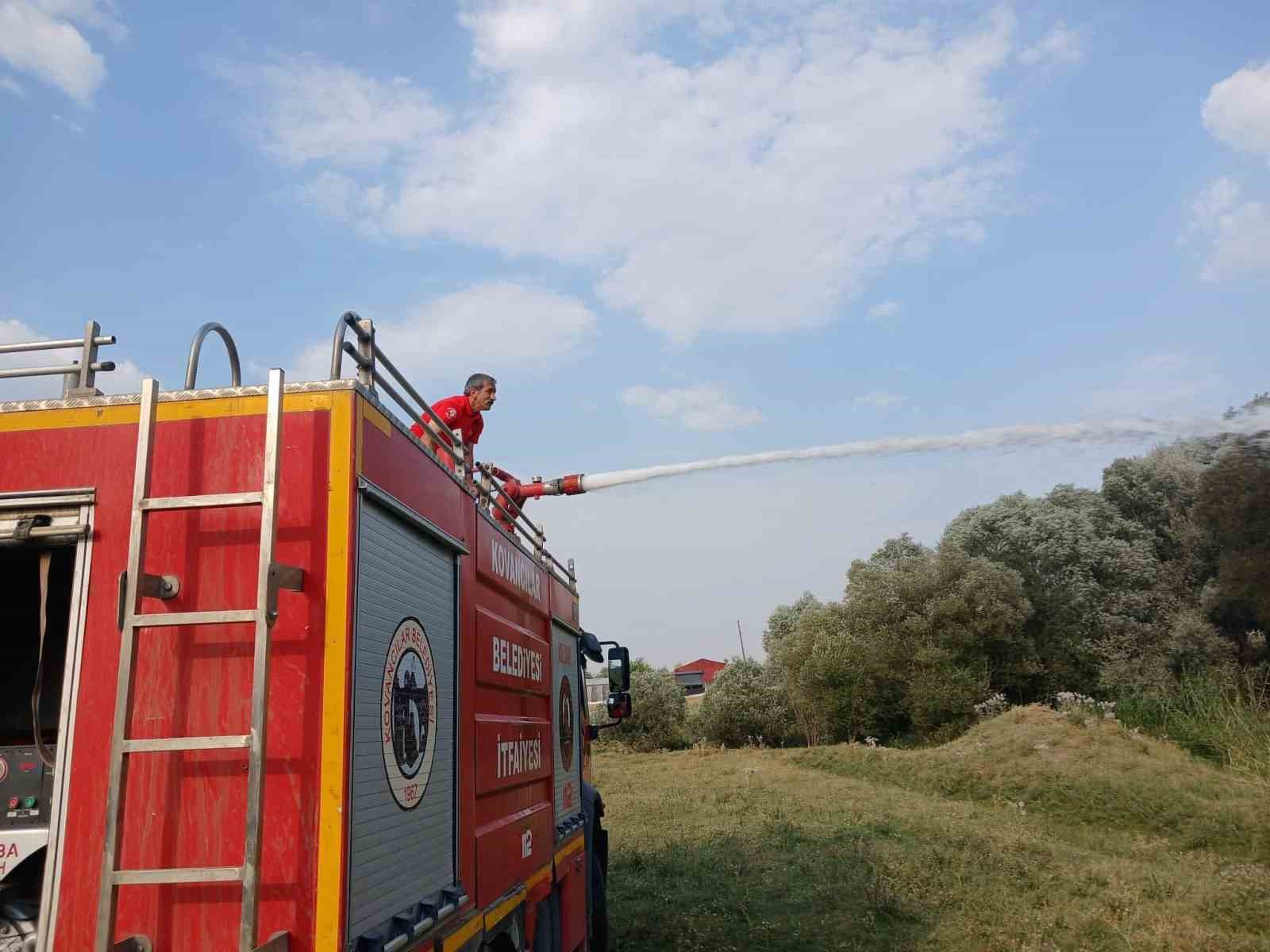 Elazığ’da ağaçlık alanda çıkan yangın ekipler tarafından söndürüldü