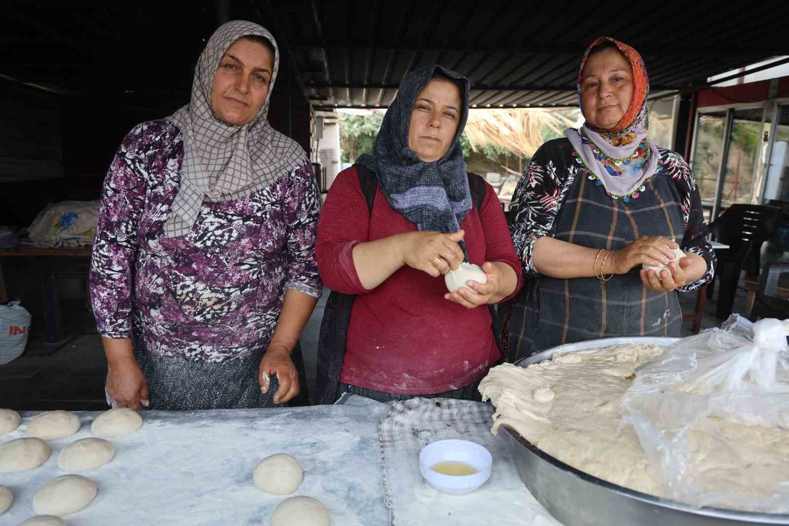 Kavurucu sıcakta kadınların tandır başında zorlu mesaisi
