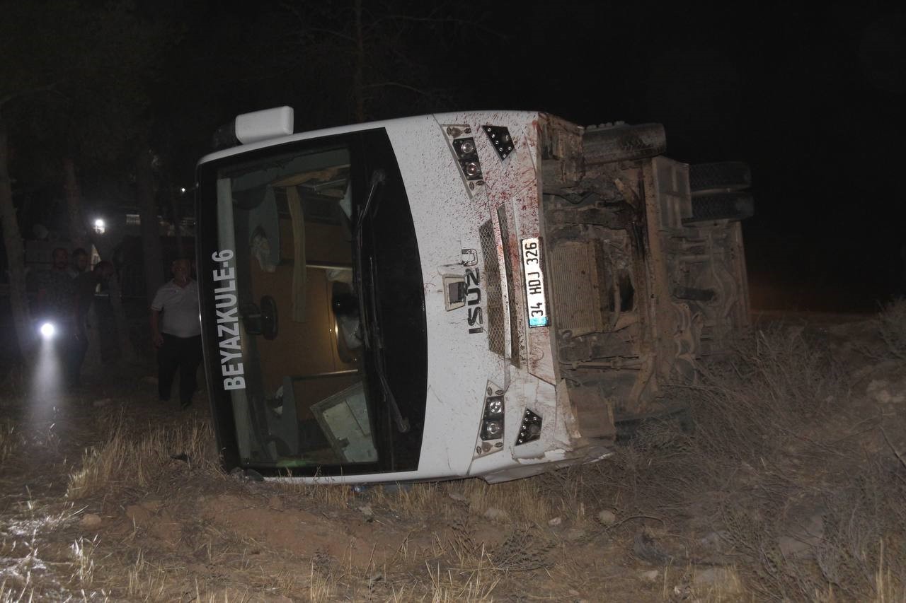 İşçileri taşıyan otobüs eşeğe çarparak devrildi: 15 yaralı