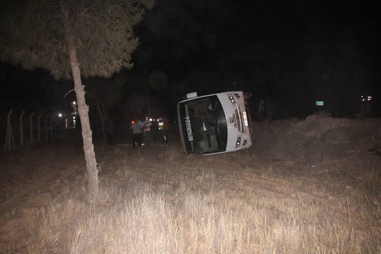 İş&ccedil;ileri taşıyan otob&uuml;s eşeğe &ccedil;arparak devrildi: 15 yaralı
