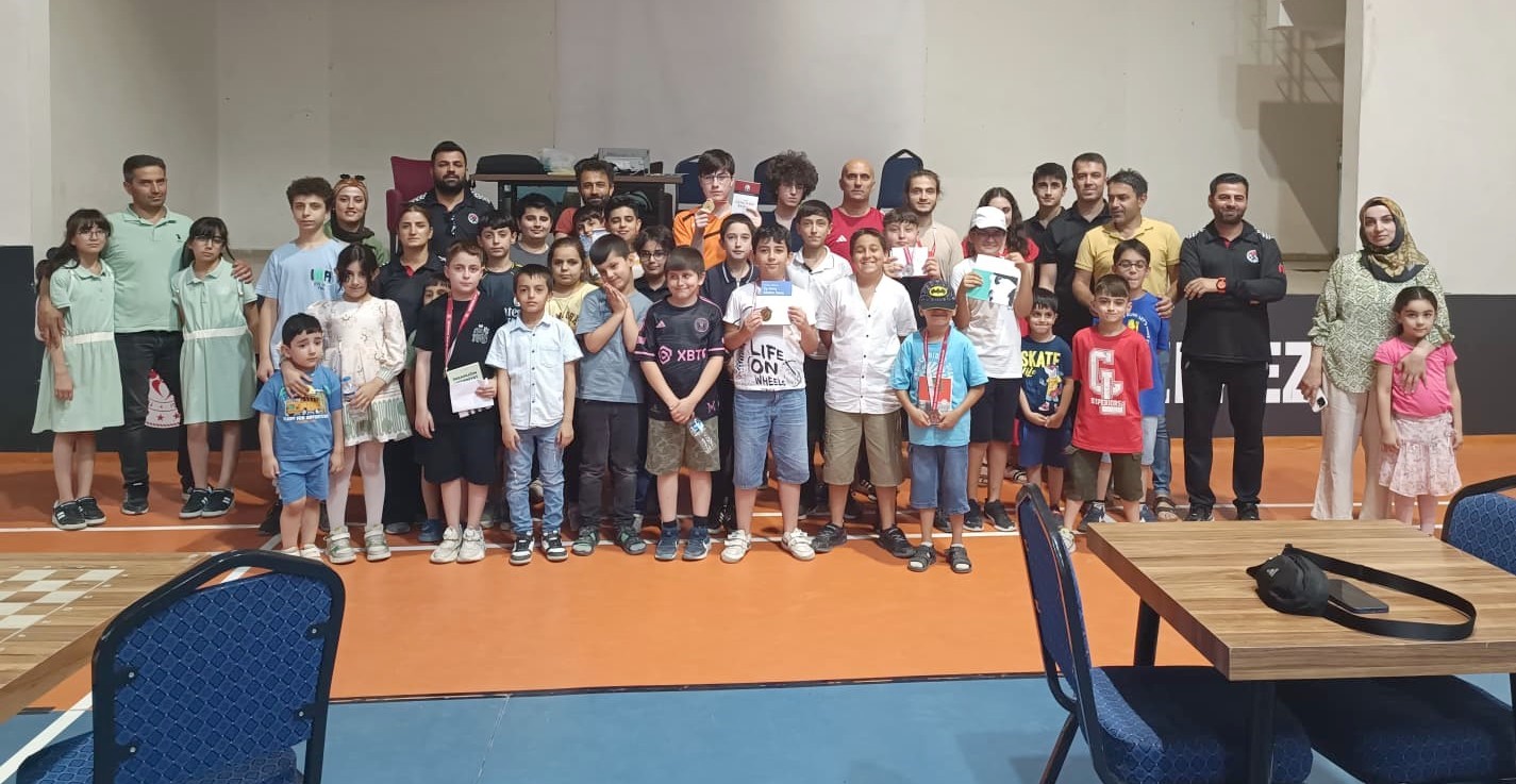 Hakkâri’de "Yıldırım Satranç İl Birinciliği Turnuvası" tamamlandı