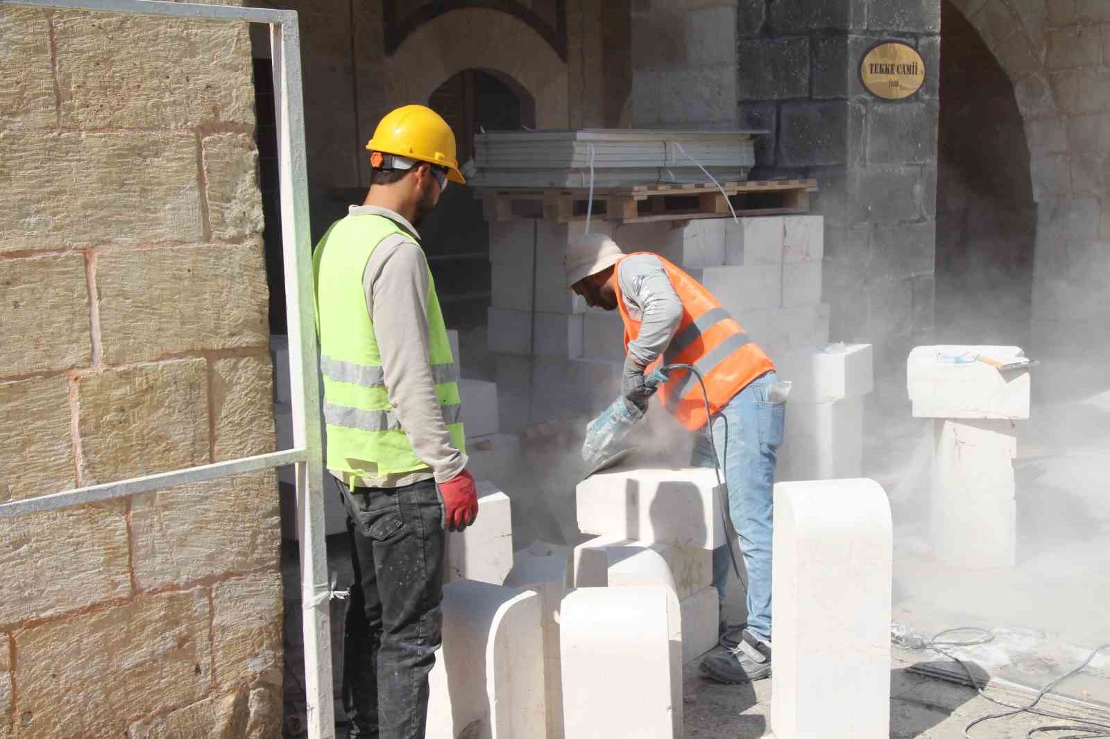 45 derecede ekmeklerini taştan çıkartıyorlar