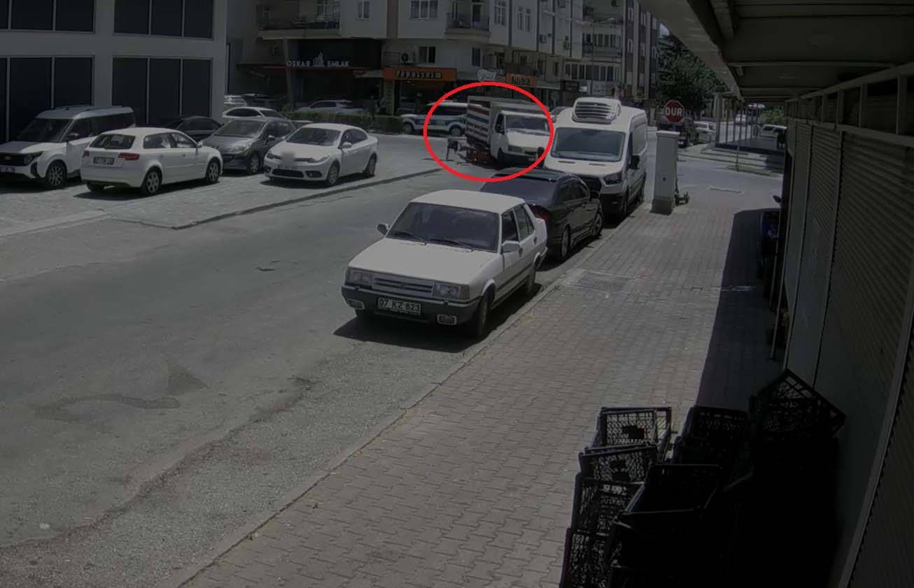 Motosikletli, kamyonetin altında kalmaktan son anda kurtuldu