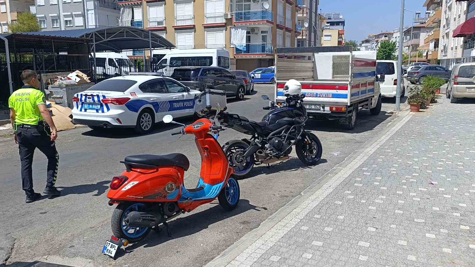 Motosikletli, kamyonetin altında kalmaktan son anda kurtuldu
