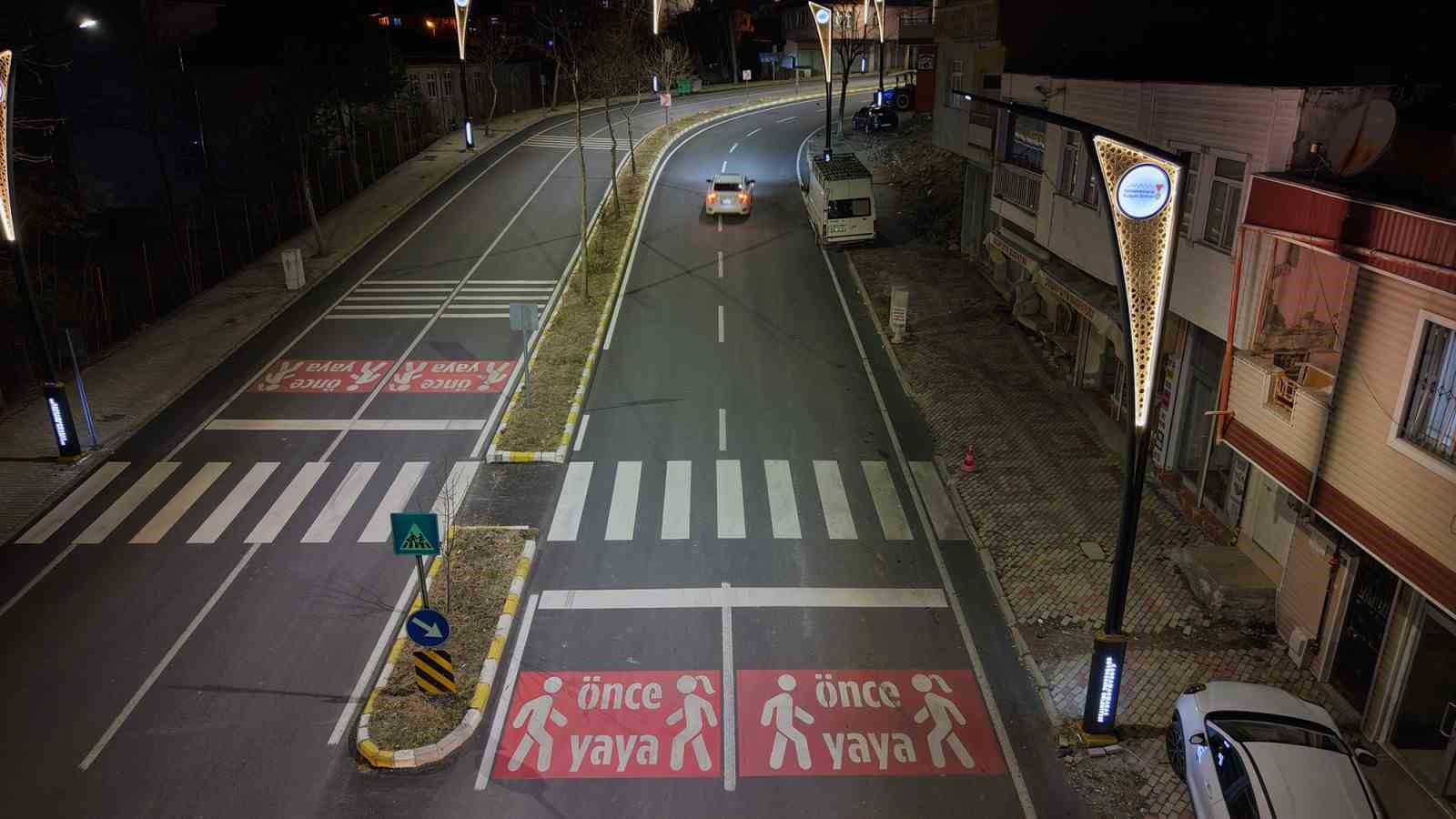 Kahramanmaraş Büyükşehir Belediyesi Andırın’ın prestij caddesini yeniledi