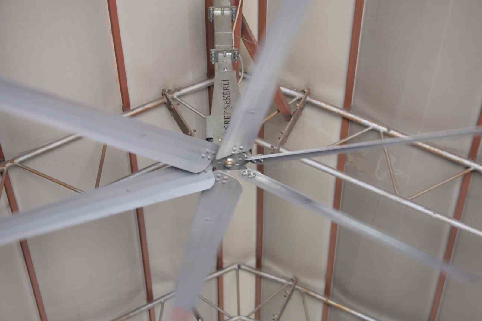 Sıcak havalarda havyanlar dev vantilatör ile serinliyor