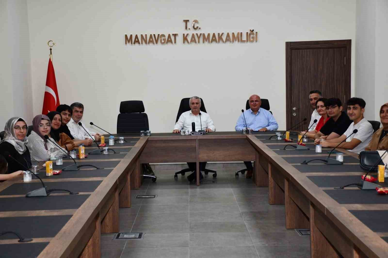 Manavgat’ın başarılı öğrencileri ödüllendirildi