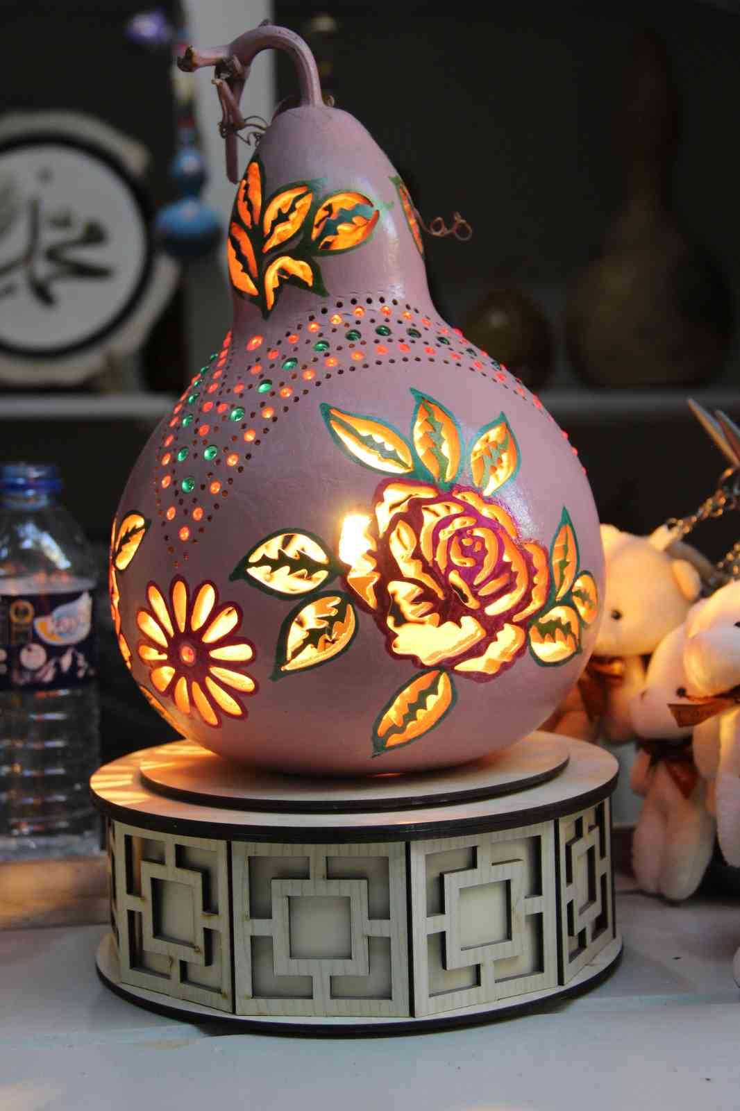 Hobi olarak başladı, yumurtanın kabuğuna sanat nakşediyor
