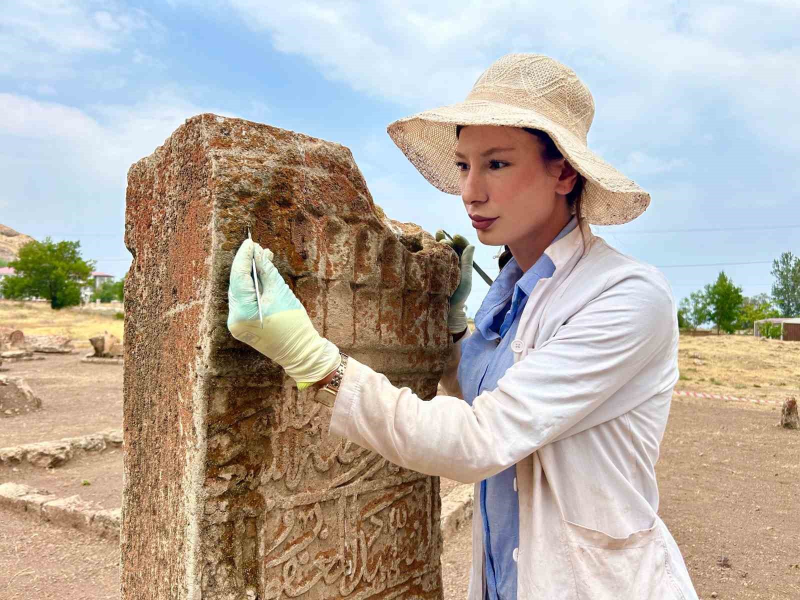 Gevaş Selçuklu Mezarlığı’nda 6 yeni mezar daha gün yüzüne çıkarıldı