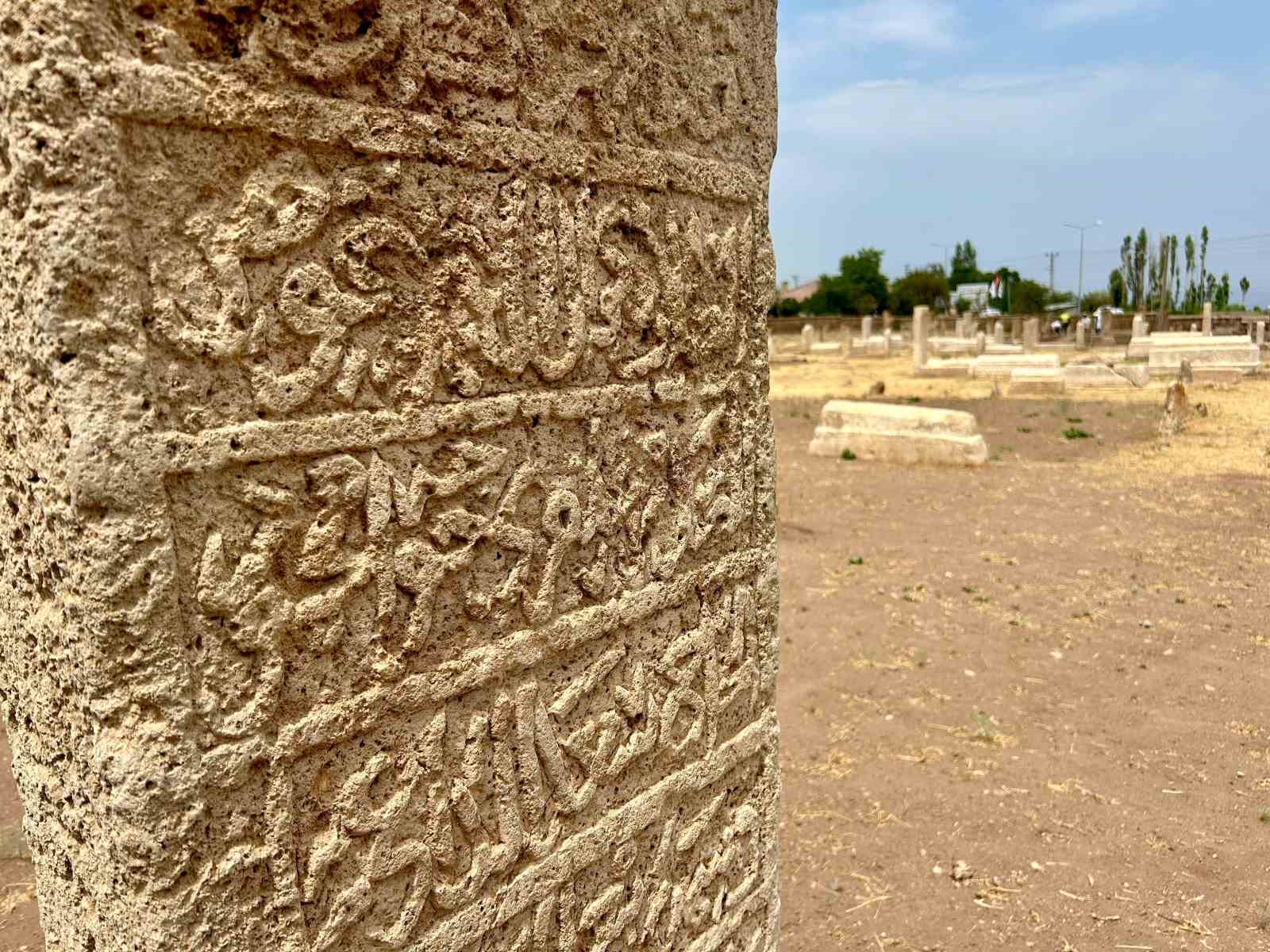 Gevaş Sel&ccedil;uklu Mezarlığı&rsquo;nda 6 yeni mezar daha g&uuml;n y&uuml;z&uuml;ne &ccedil;ıkarıldı
