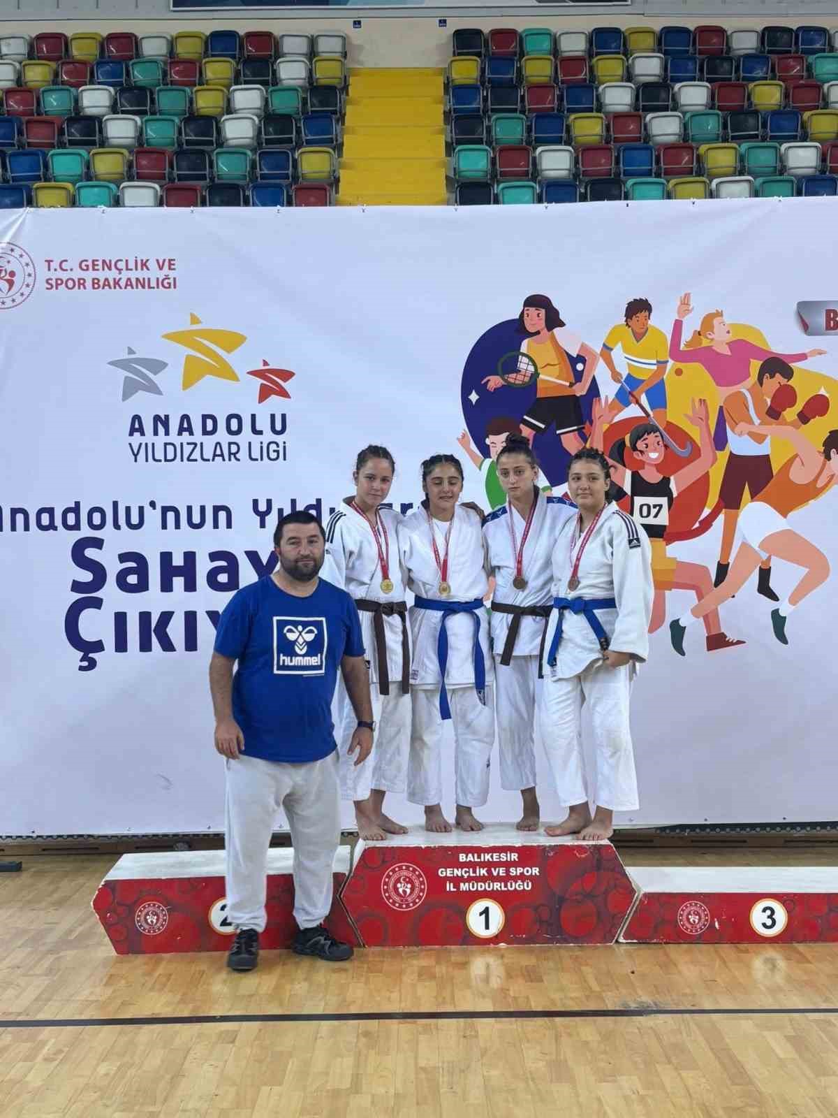 Bilecikli judocular Balıkesir’de madalyaları topladı
