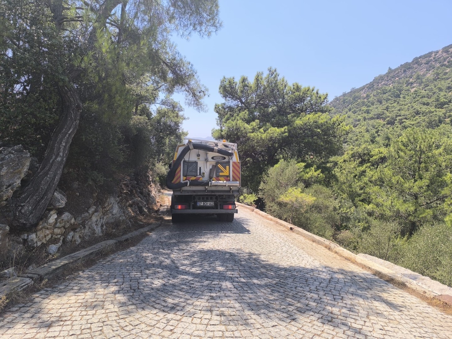 Yangına karşı m&uuml;cadele s&uuml;r&uuml;yor
