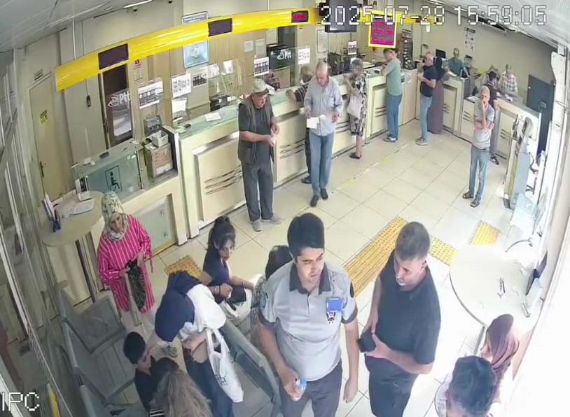 Nefesi kesilen &ccedil;ocuğun imdadına yetişti: O anlar kamerada
