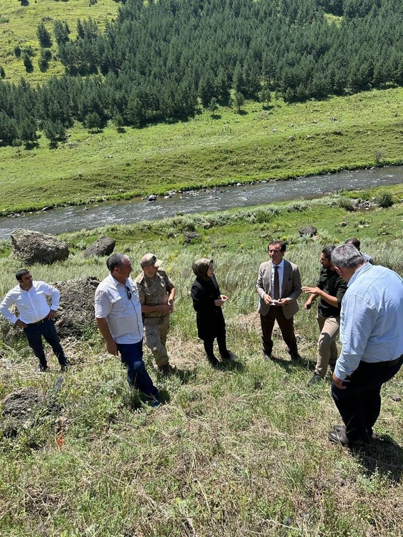Rekt&ouml;r Emiroğlu, Hanak Harosman Kanyonu&rsquo;nda İncelemelerde Bulundu
