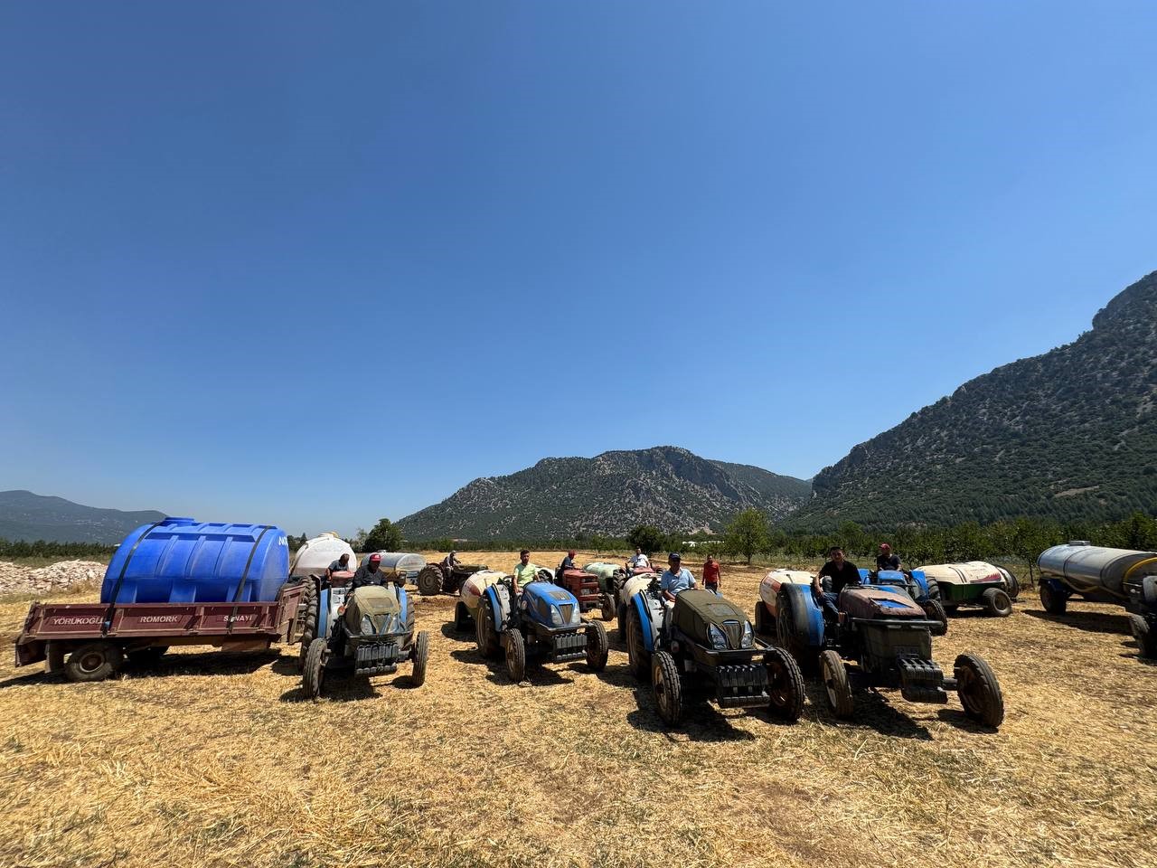 Sulama suyu verilmeyen köylüler tankerlerle meyve bahçelerine su taşıyor