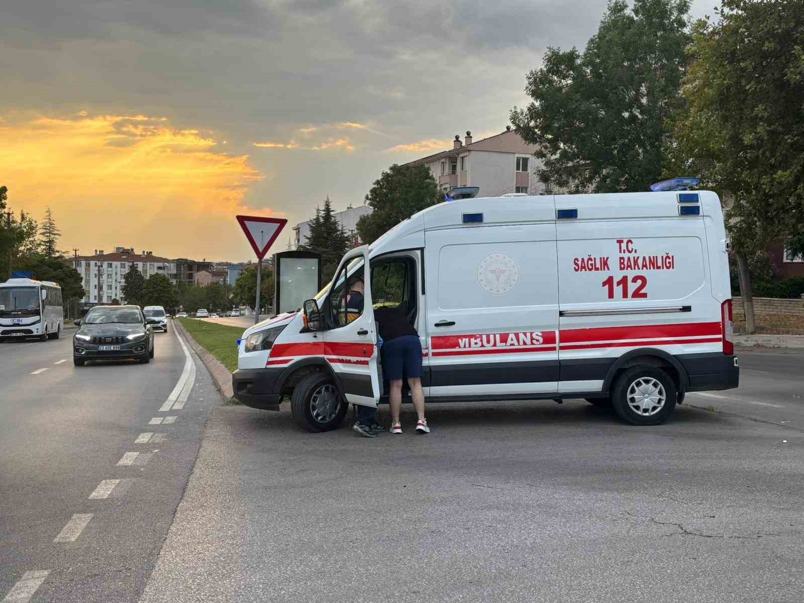 Edirne’de motosiklet otomobille çarpıştı: 3 yaralı