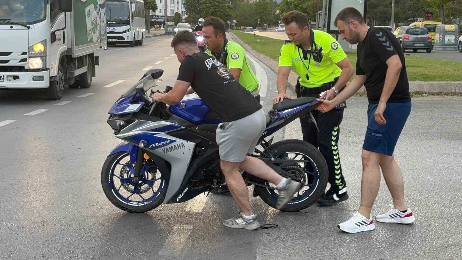 Edirnede motosiklet otomobille arpt: 3 yaral
