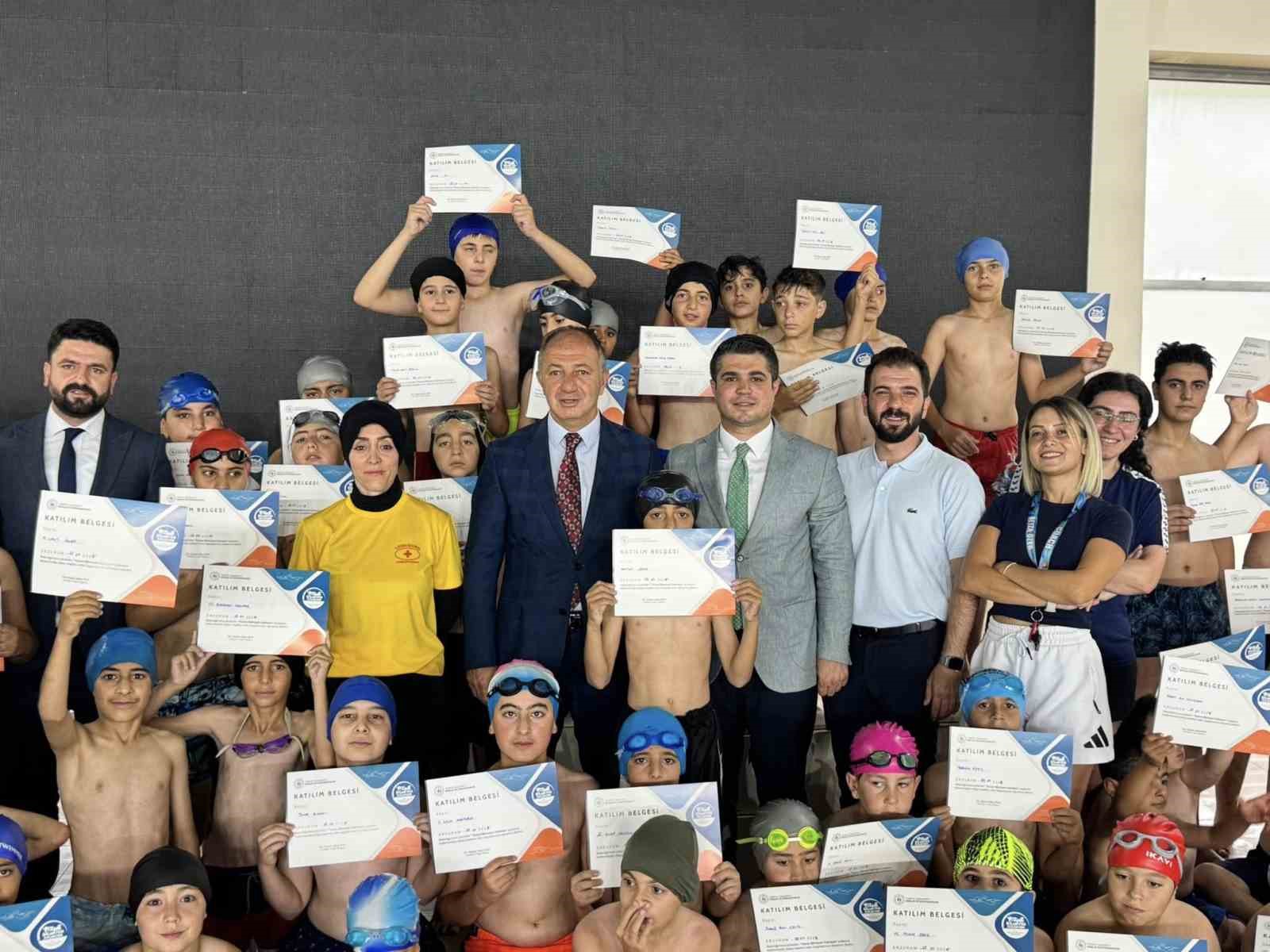Onlar artık sertifikalı yüzücü
