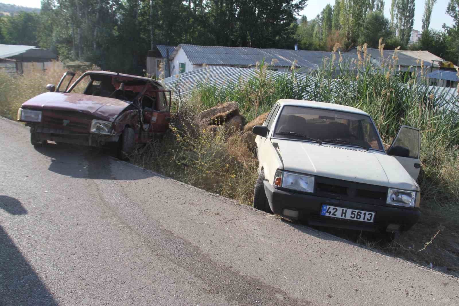 Otomobil emniyet şeridindeki otomobile çarptı: 2 yaralı