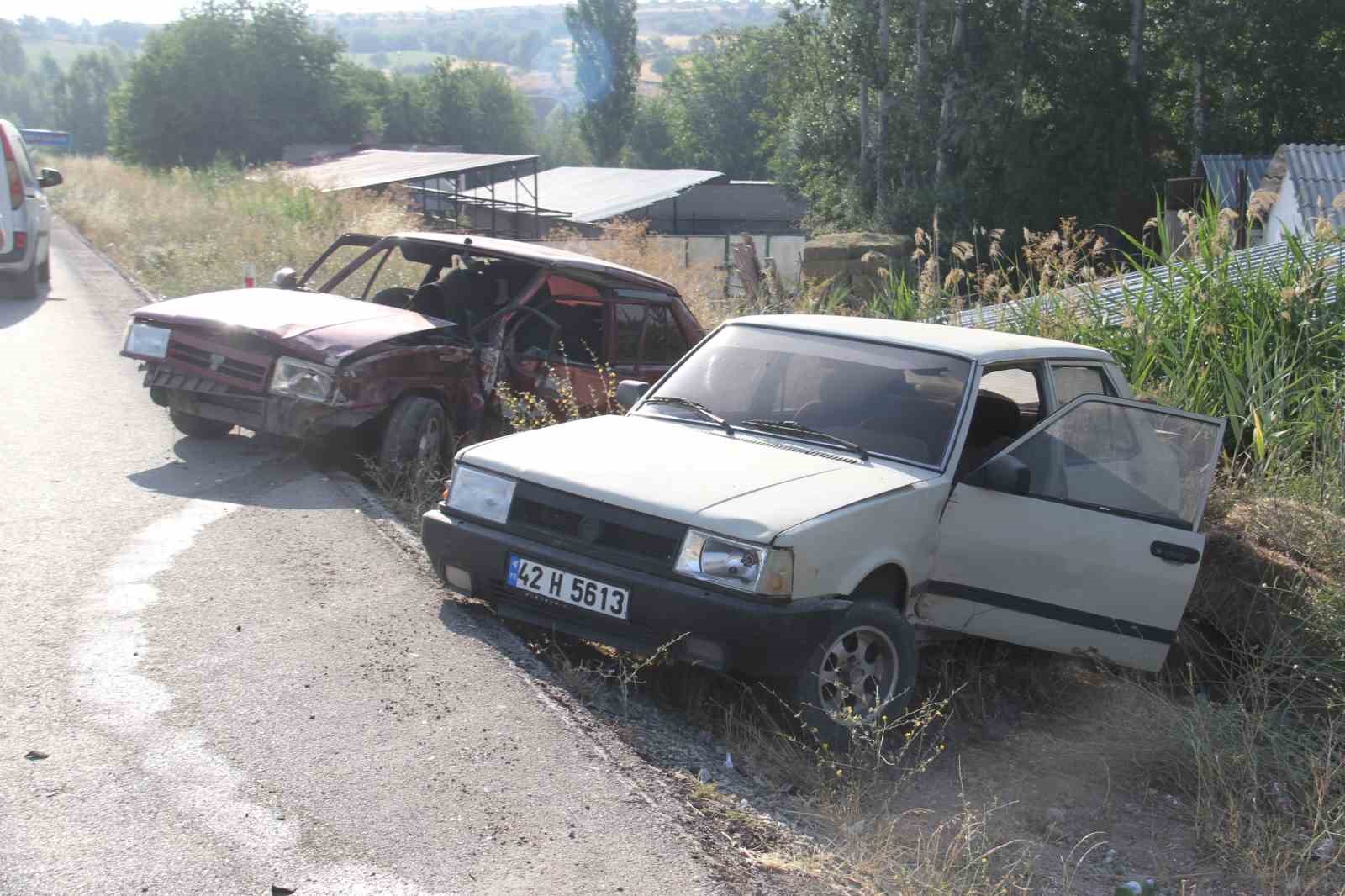 Otomobil emniyet şeridindeki otomobile &ccedil;arptı: 2 yaralı
