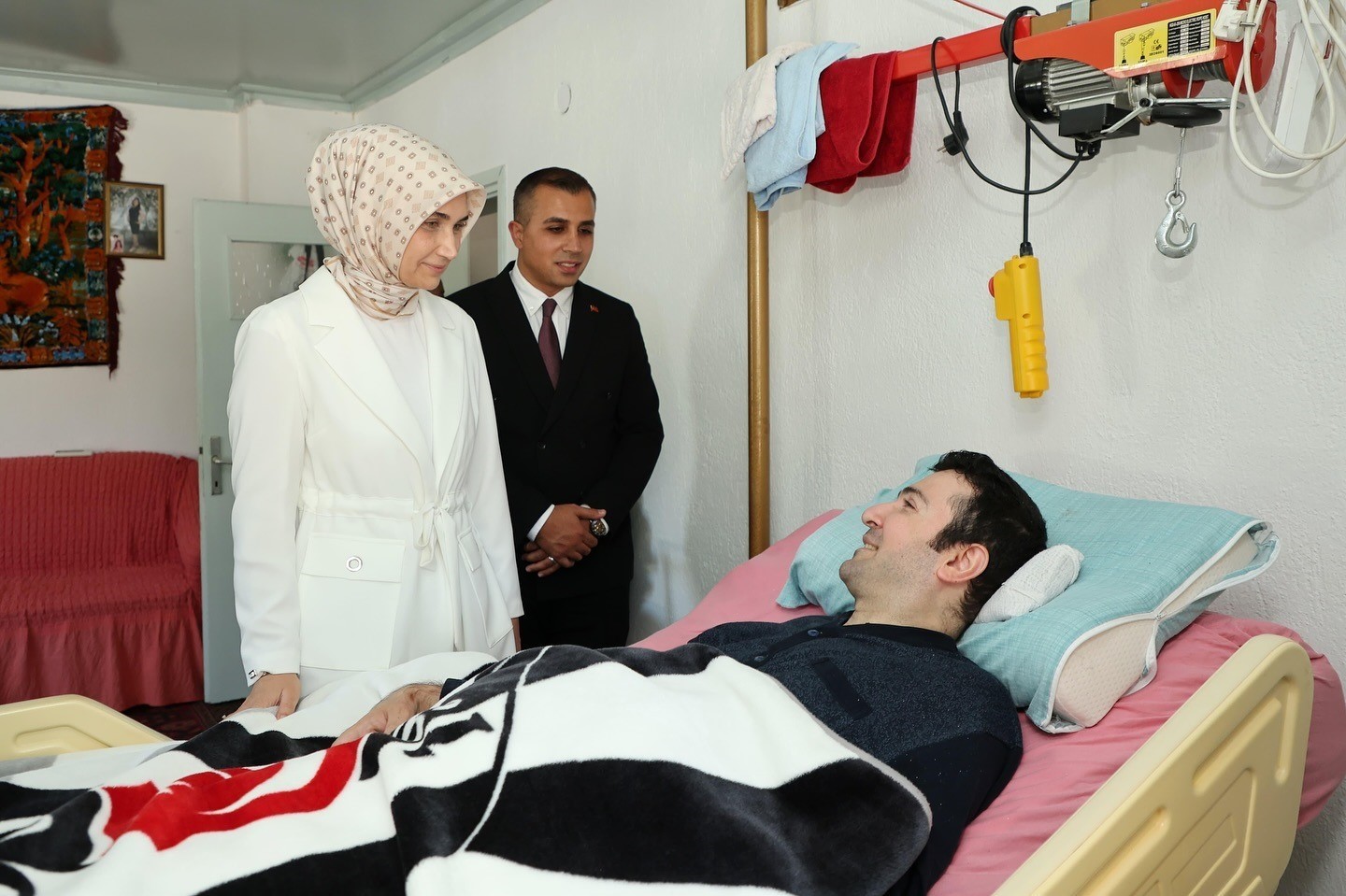 Vali özel bireye aşığı olduğu takımın formasını hediye etti