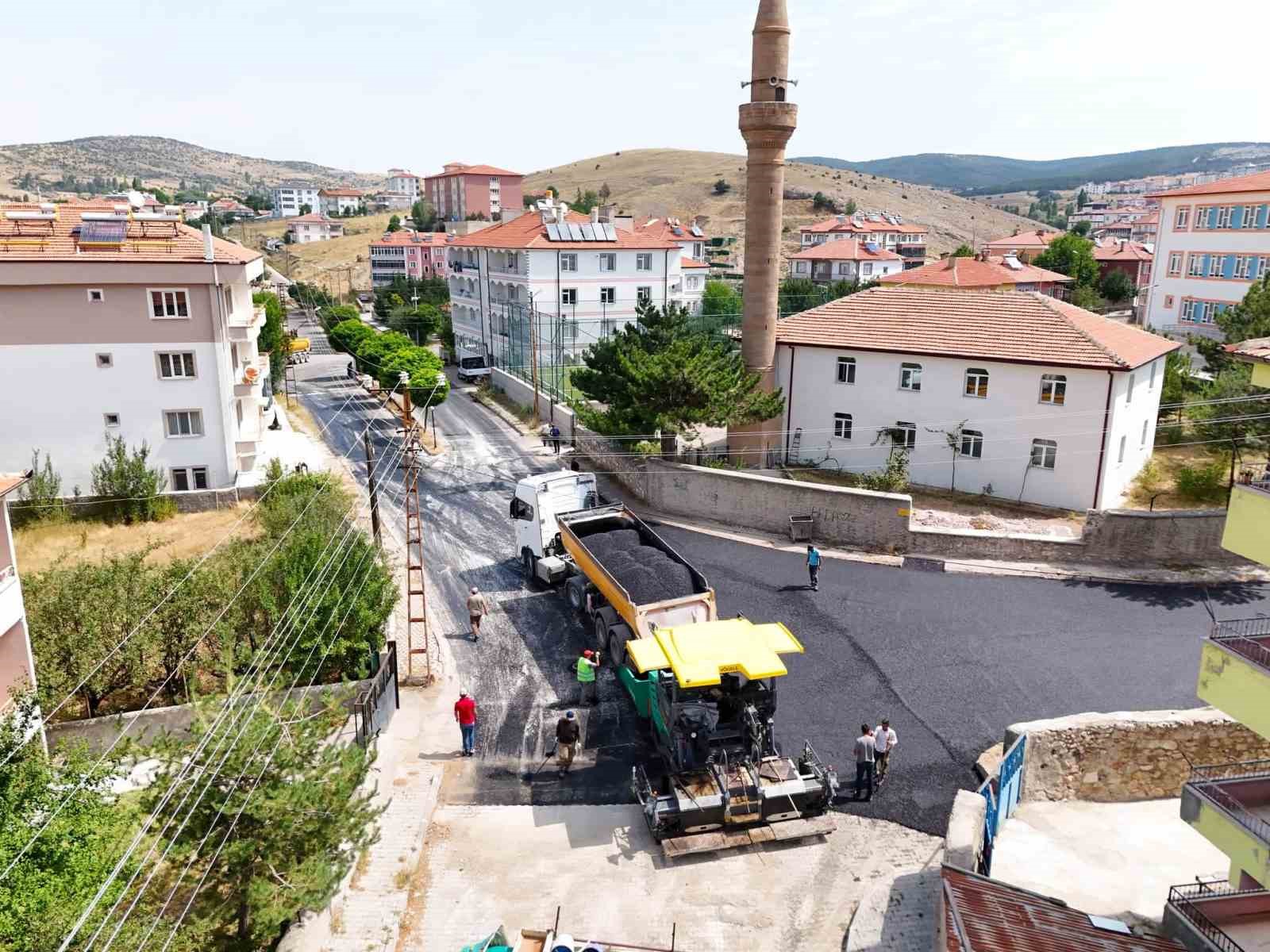 Akdağmadeni’nde cadde ve sokaklar sıcak asfalt ile yenileniyor