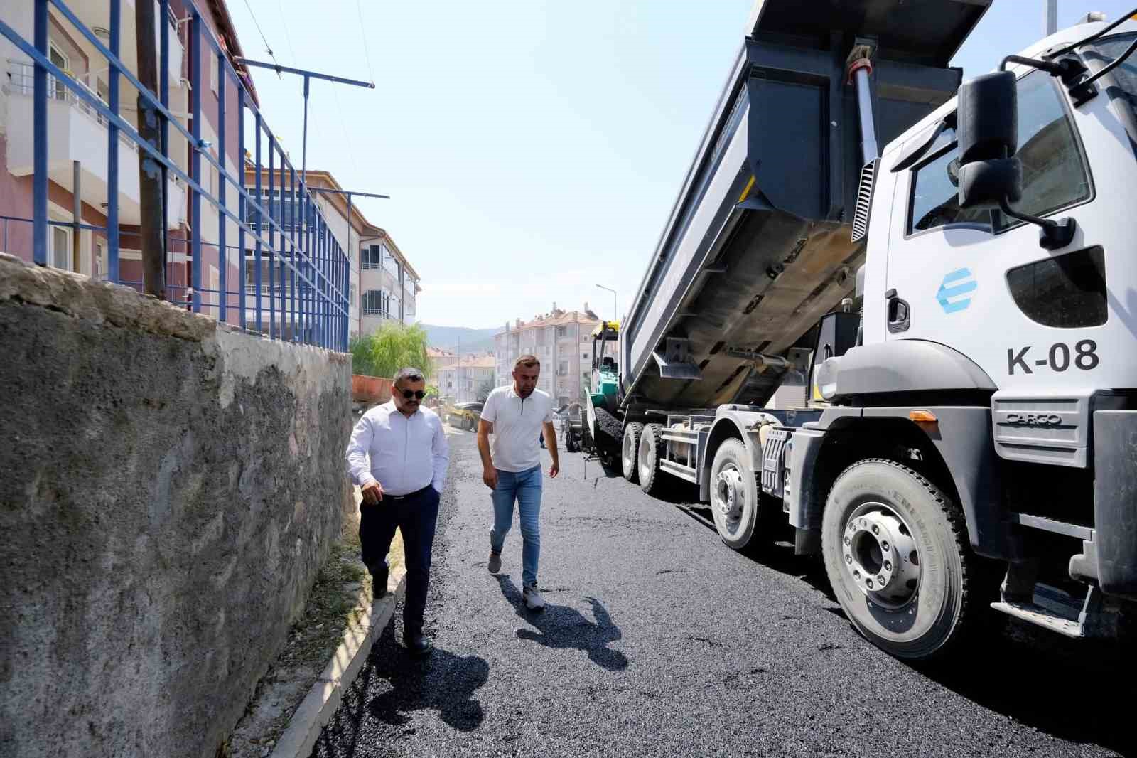 Akdağmadeni’nde cadde ve sokaklar sıcak asfalt ile yenileniyor
