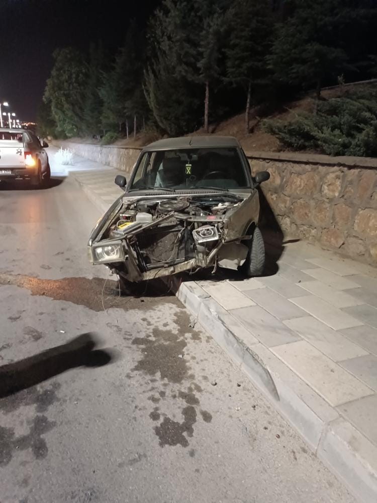 Elazığ’da otomobil duvara çarptı: 1 yaralı