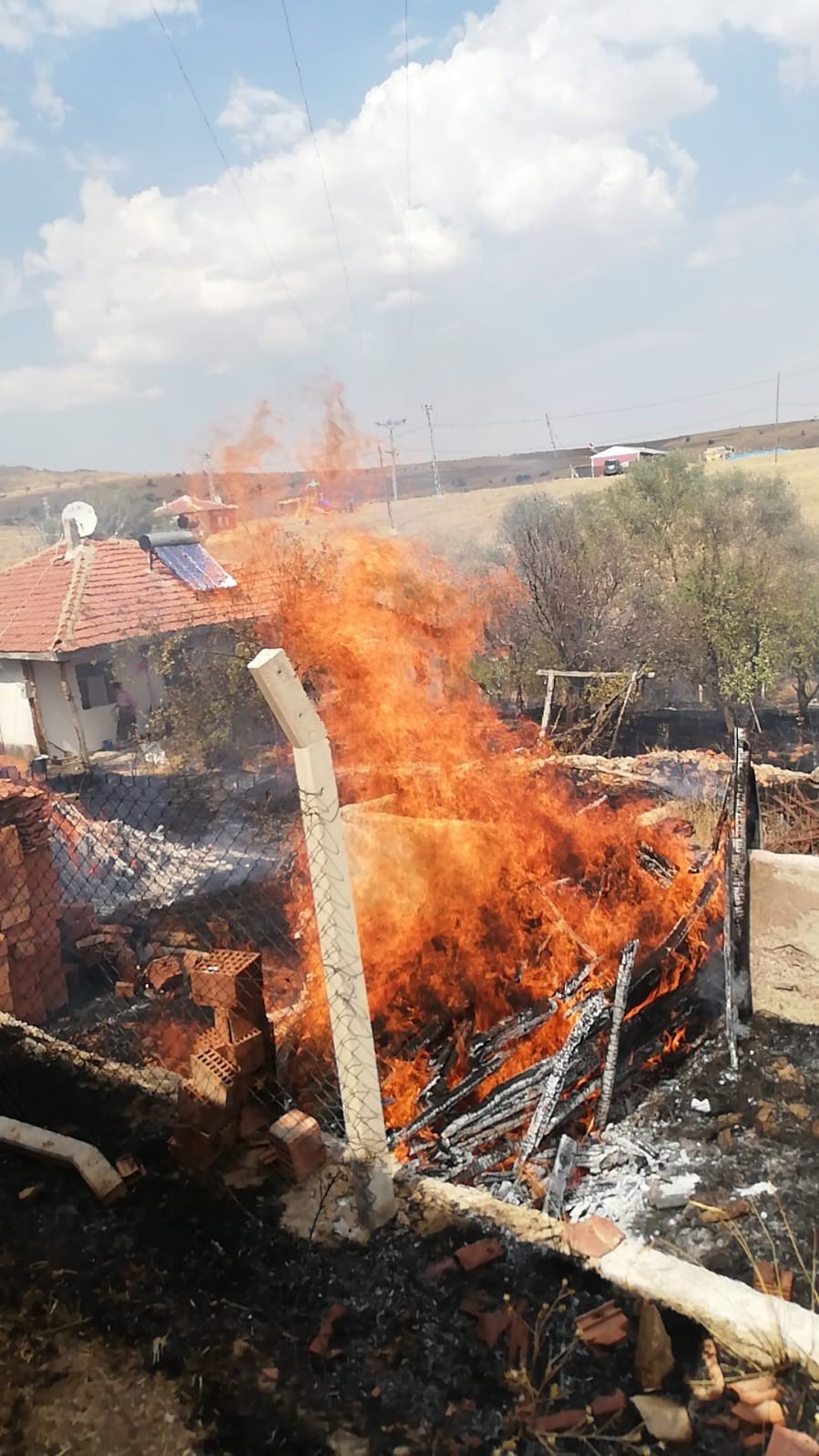 Bahçesindeki otları yakmak istedi, alevler yayılınca imdadına komşuları ve itfaiye yetişti