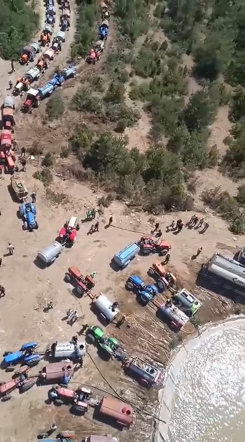 Bursa’daki yangılarda traktörlü çiftçi ordusu helikopterden görüntülendi
