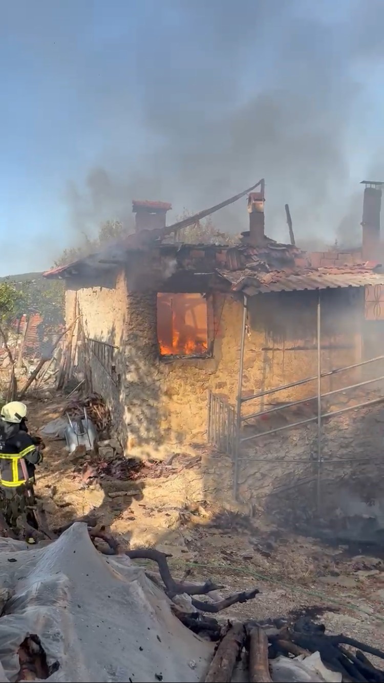 Banyo sobasından çıkan yangın evi küle çevirdi