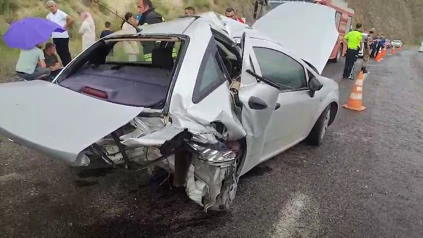 Erzurum-Artvin karayolunda iki araç kafa kafaya çarpıştı: 3 yaralı
