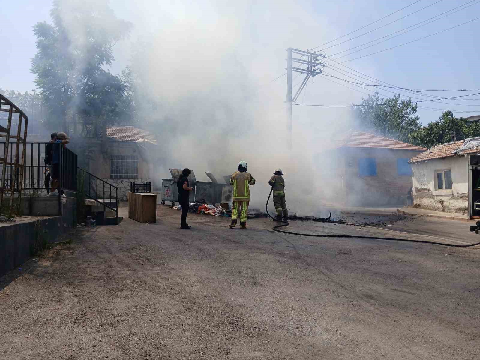 İzmir’de günlerdir toplanmayan çöpte çıkan yangın söndürüldü
