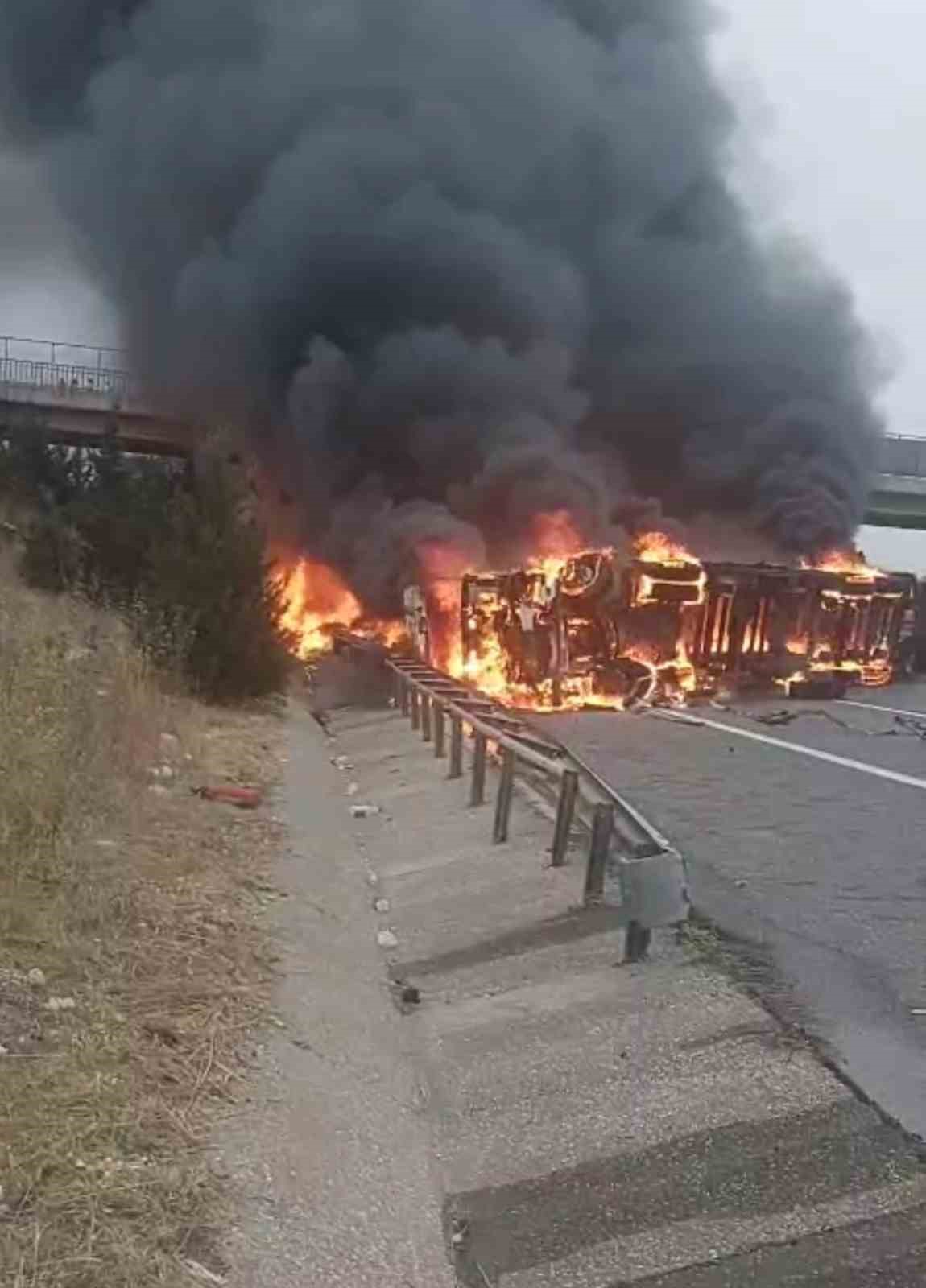Tarsus’ta kaza yapan elyaf yüklü tır alev alev yandı
