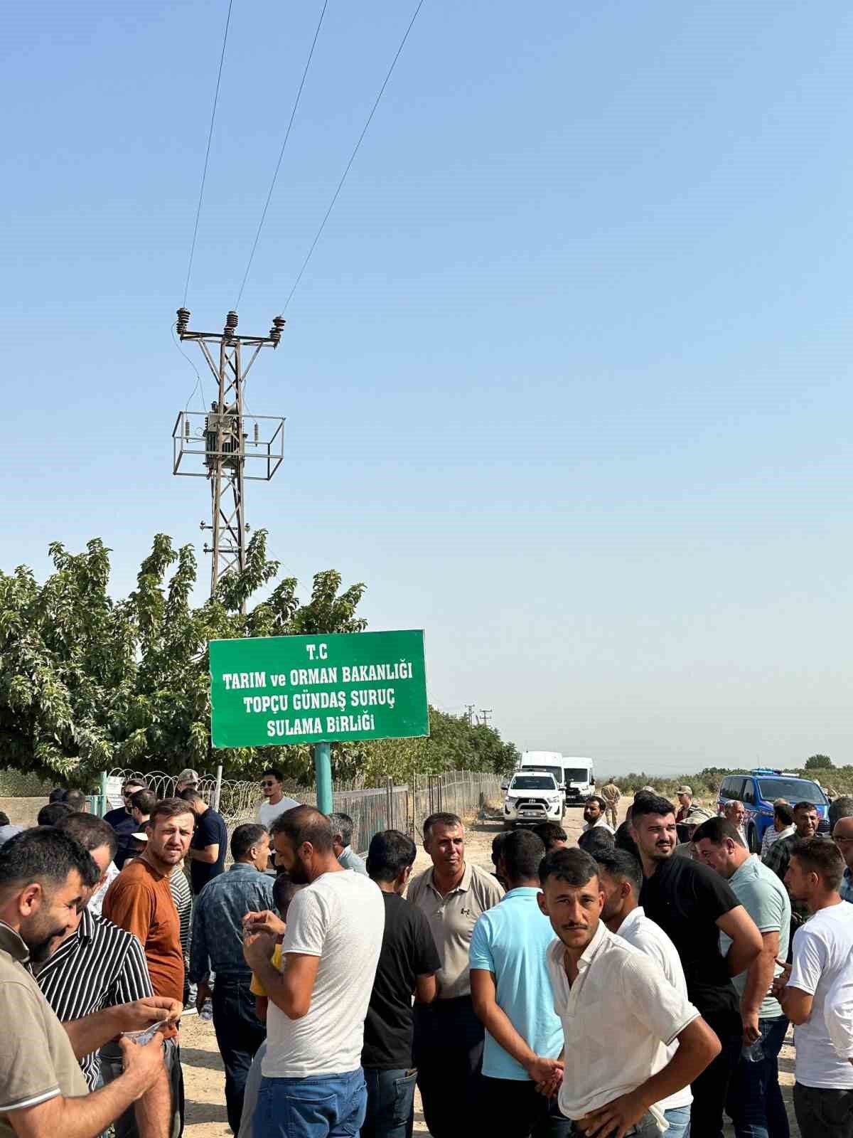 Şanlıurfa’da suyu kesilen çiftçiler sulama borularıyla karayolunu trafiğe kapattı