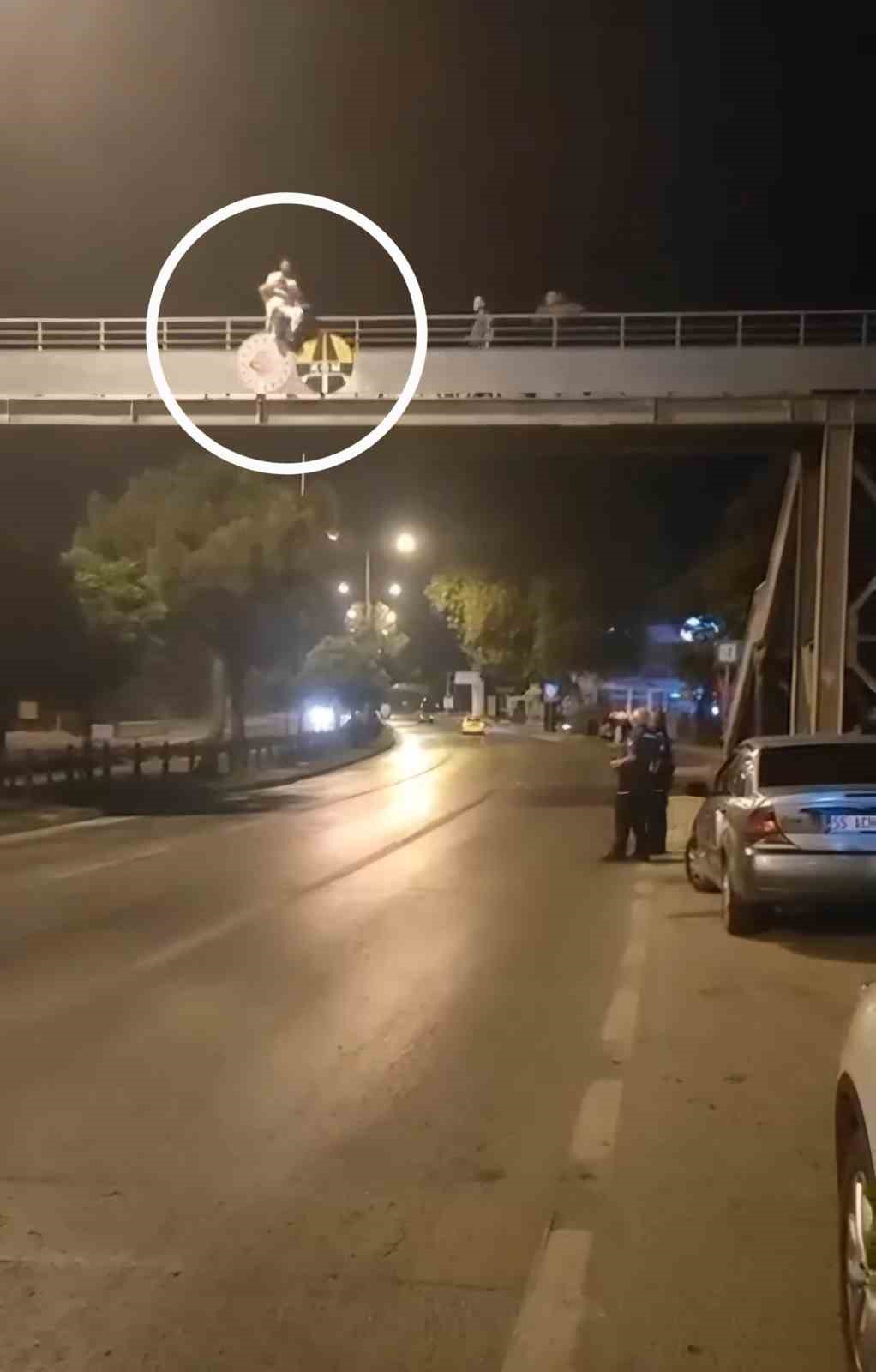 Polis, yaya k&ouml;pr&uuml;s&uuml;ndeki intiharı son anda &ouml;nledi
