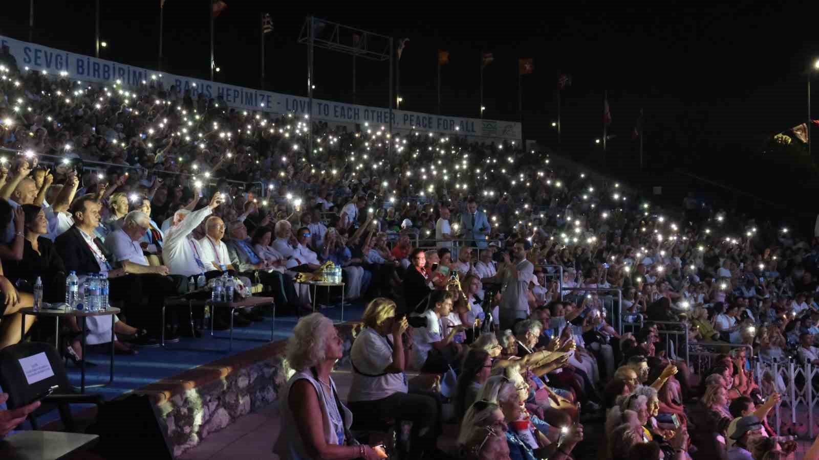 Aniden sahneye fırlayan minik hayranları Zara&rsquo;yı şaşkına &ccedil;evirdi
