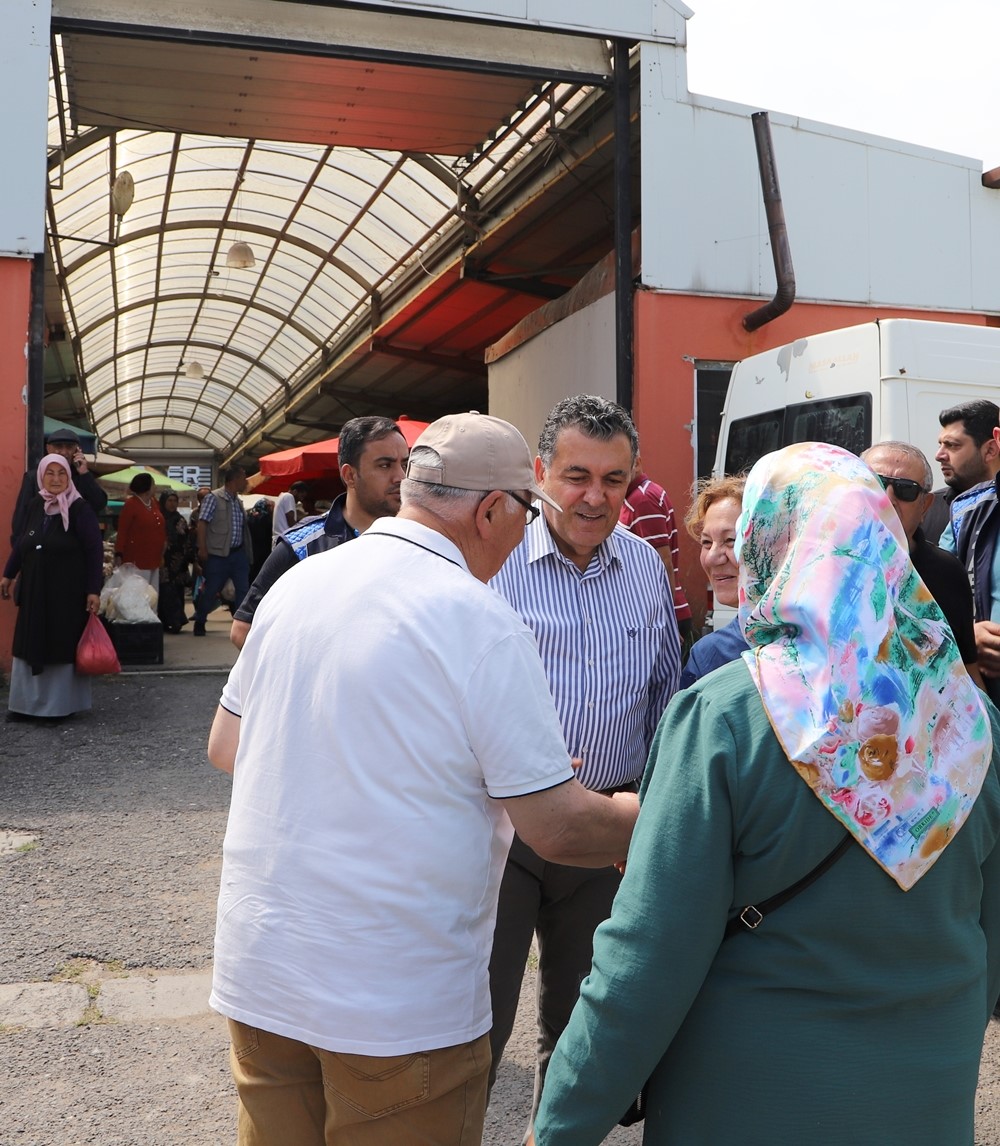Başkan Demir, Semt pazarını ziyaret etti
