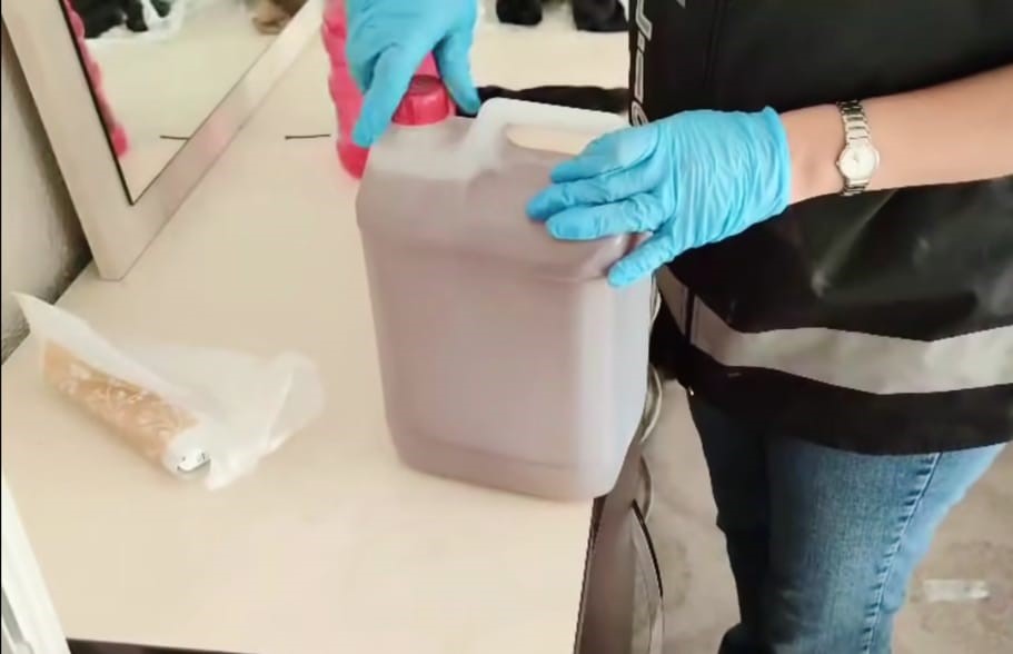 K&uuml;tahya&rsquo;da sahte i&ccedil;ki operasyonu, 50 litre alkol ele ge&ccedil;irildi
